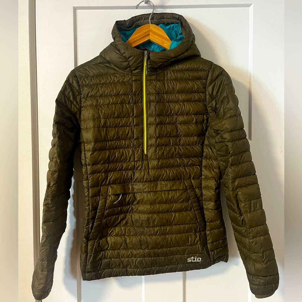 Stio W's Pinon Down Pullover in Olive Green